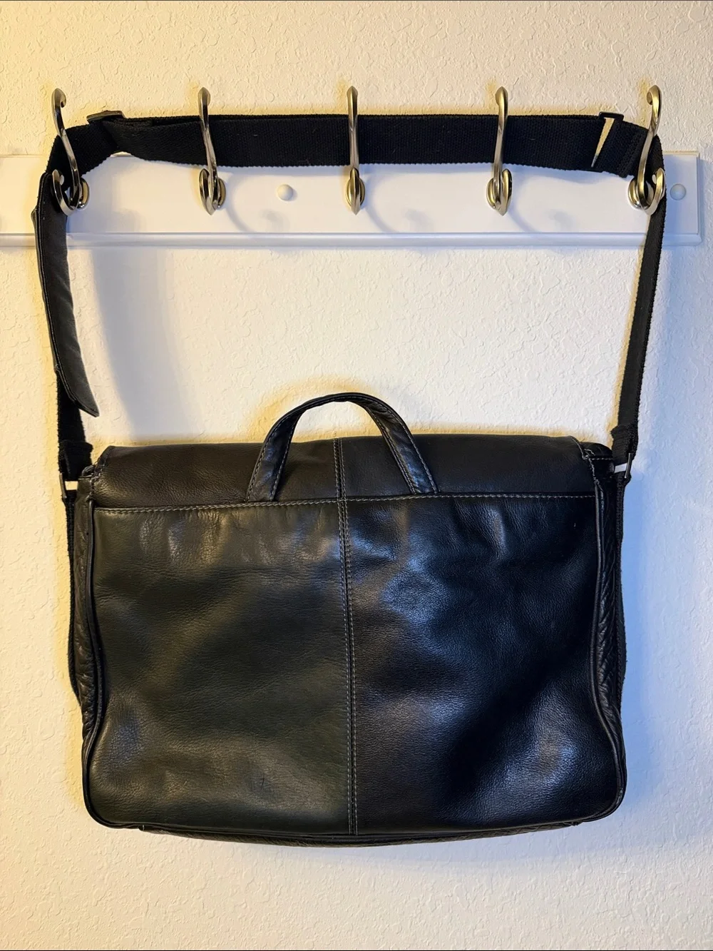 Kenneth Cole Reaction Black Leather Messenger Bag with Adjustable Strap